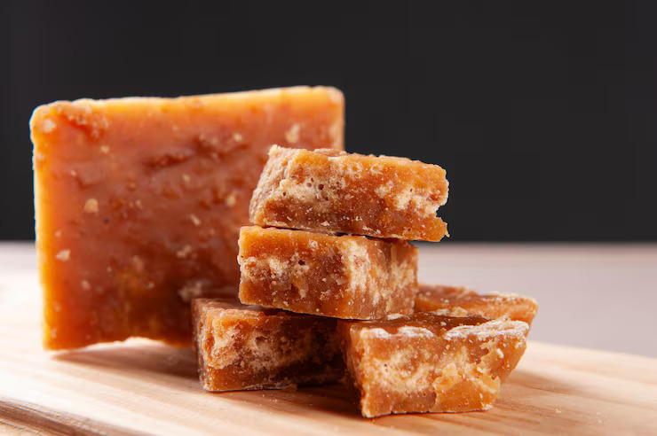 atypical-sweet-from-northeastern-brazil-made-from-sugar-cane-called-rapadura-selective-focus_261158-3117 (1)